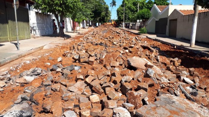 Prefeitura começa a retirar paralelepípedos das ruas centrais. Serão levados para o futuro Centro Cultural