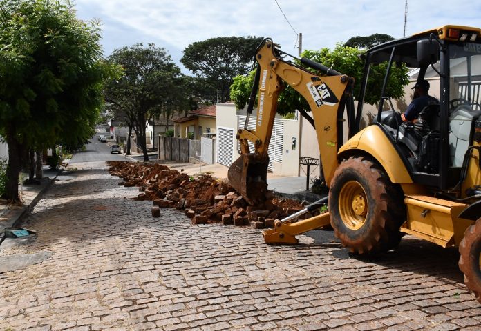 Prossegue a remoção dos paralelepípedos do centro