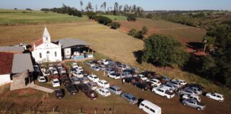 Padre Ivanaldo celebra a primeira missa ‘Drive-In’ pelo Dia das Mães, em Olímpia