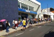 Fila de dobrar quarteirão, aglomerações e muitos sem máscaras para o saque de R$ 600