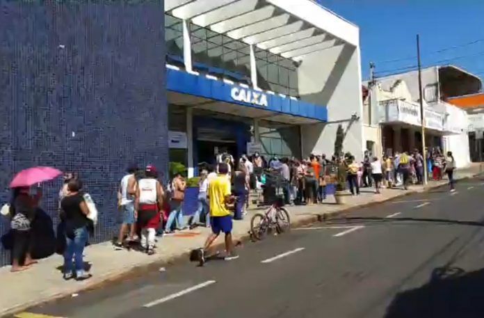 Fila de dobrar quarteirão, aglomerações e muitos sem máscaras para o saque de R$ 600