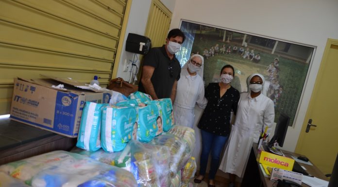 Ferrasa e Planetur doam alimentos e itens diversos para Creche Cidade Imaculada