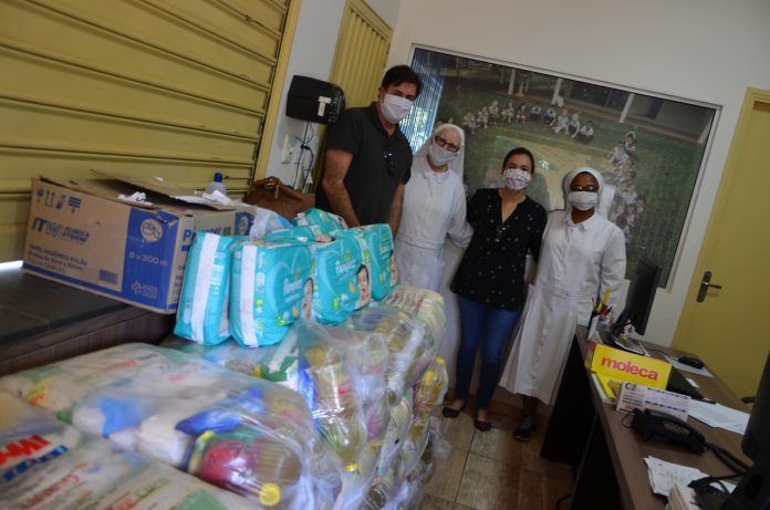 Ferrasa e Planetur doam alimentos e itens diversos para Creche Cidade Imaculada