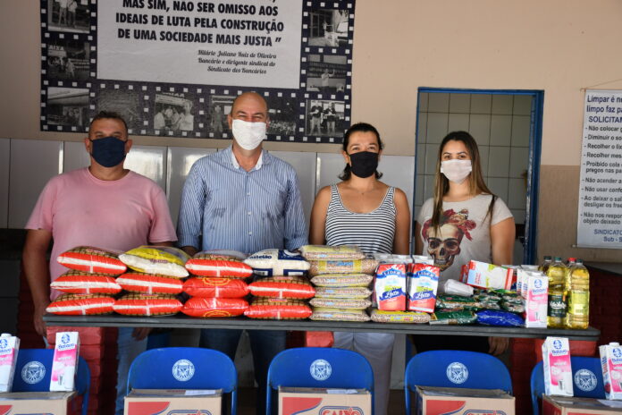 Bancários promovem ação solidária com doação de roupas e alimentos ao Fundo Social