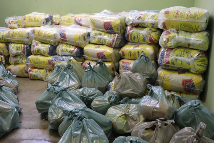 Cerca de três mil famílias recebem ‘kits alimentação’ e outras podem se cadastrar
