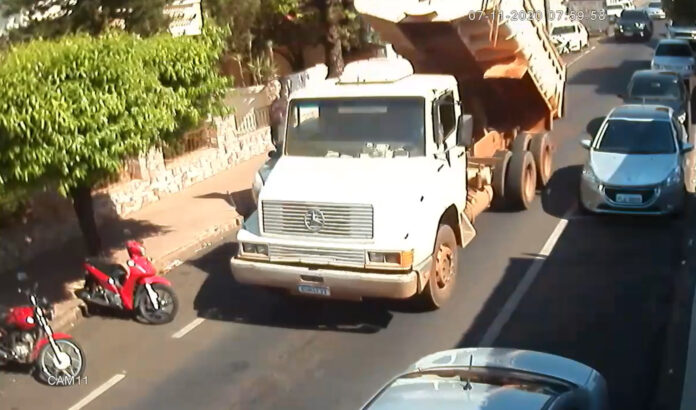 Pane na Internet: vídeo mostra caminhão trafegando com caçamba aberta e rompendo fibras óticas