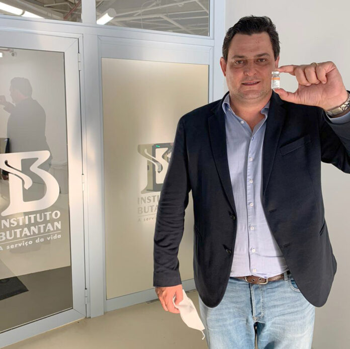 Dória, Geninho e Edinho participam de vacinação no HB de Rio Preto