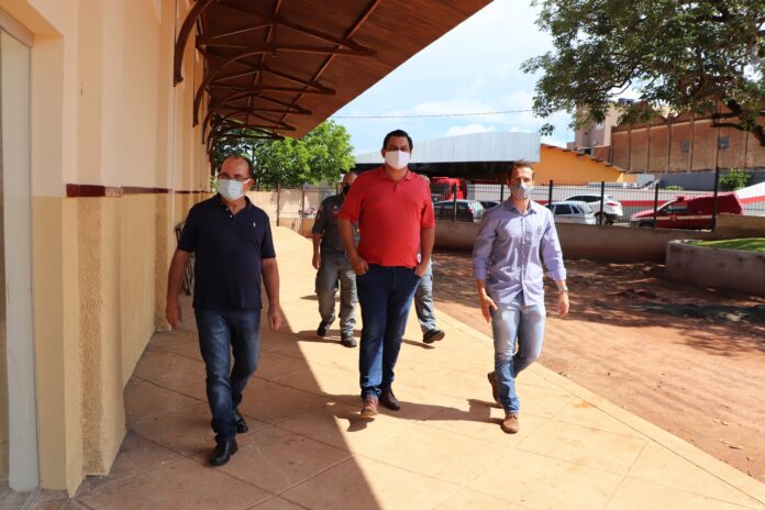 Fernando e Geninho conferem obras da antiga Estação Ferroviária, 80% concluídas