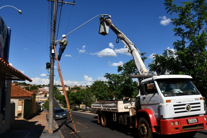 Nova iluminação de LED é instalada nas Cohab I e II e região central