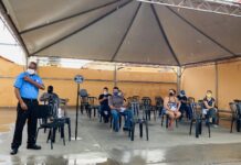 Farmácia instala tenda para melhor acolher pacientes e evitar aglomerações