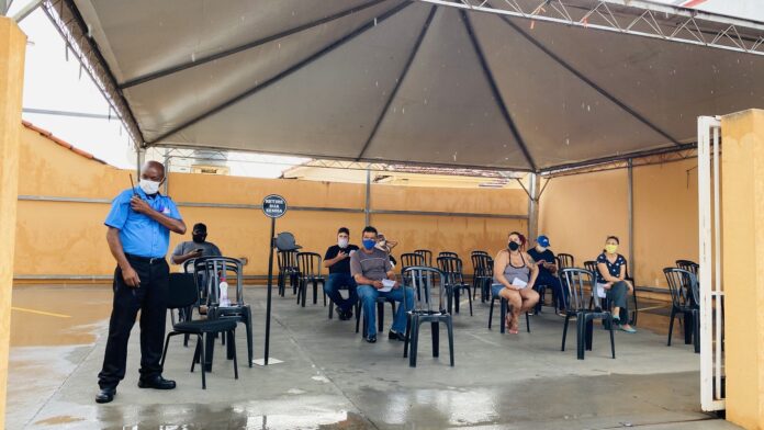 Farmácia instala tenda para melhor acolher pacientes e evitar aglomerações