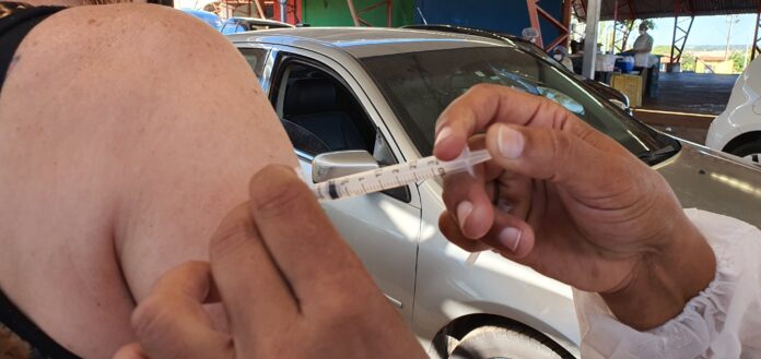 Saúde antecipa para quarta (28) vacinação para público de 63 anos. Até agora, 15 mil vacinas aplicadas