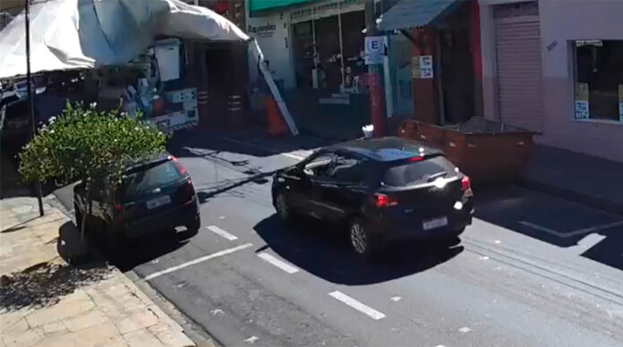 Motorista que derrubou tenda da Caixa não tem CNH Profissional