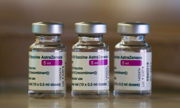 Segunda dose de AstraZeneca é antecipada de 12 para 8 semanas