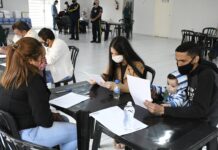 Futuros mutuários da CDHU de Ribeiro assinam contratos. Em breve, receberão as chaves