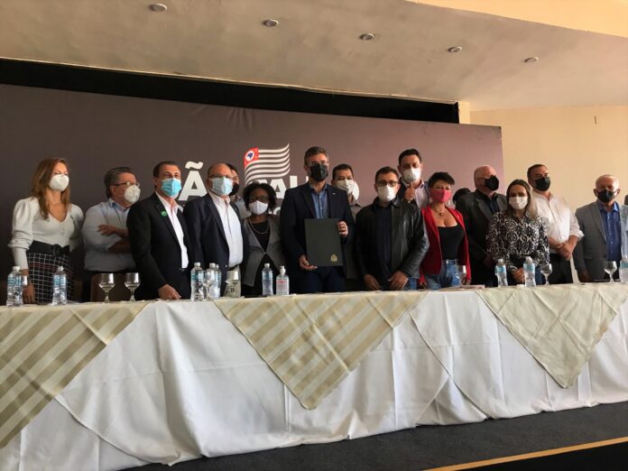 Fernando Cunha assina convênios para Casa da Juventude e Programa Rotas Rurais, intermediados por Geninho