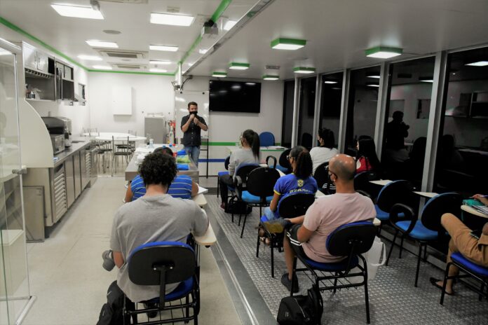 Último dia: 40 vagas de cursos de Espanhol e Inglês para Recepção