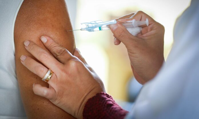 Na contramão: Olímpia fica sem dose de reforço para adultos por ordem da DRS de Barretos