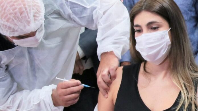 A partir desta quinta (18), maiores de 18 poderão tomar a terceira dose