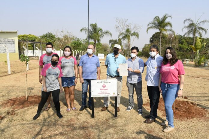 Plantio de mudas em escolas e adoção de praça para comemorar o Dia da Árvore