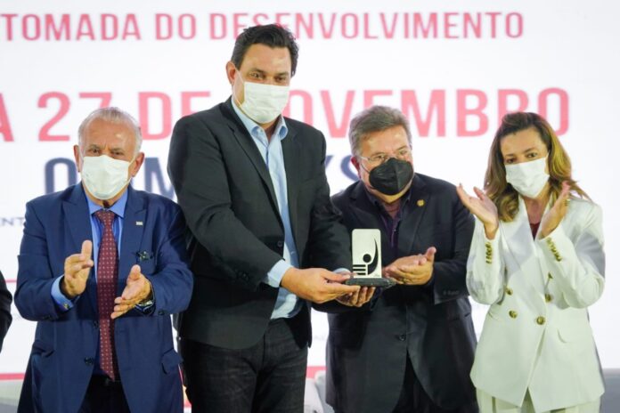 Geninho recebe Troféu Competência Pública