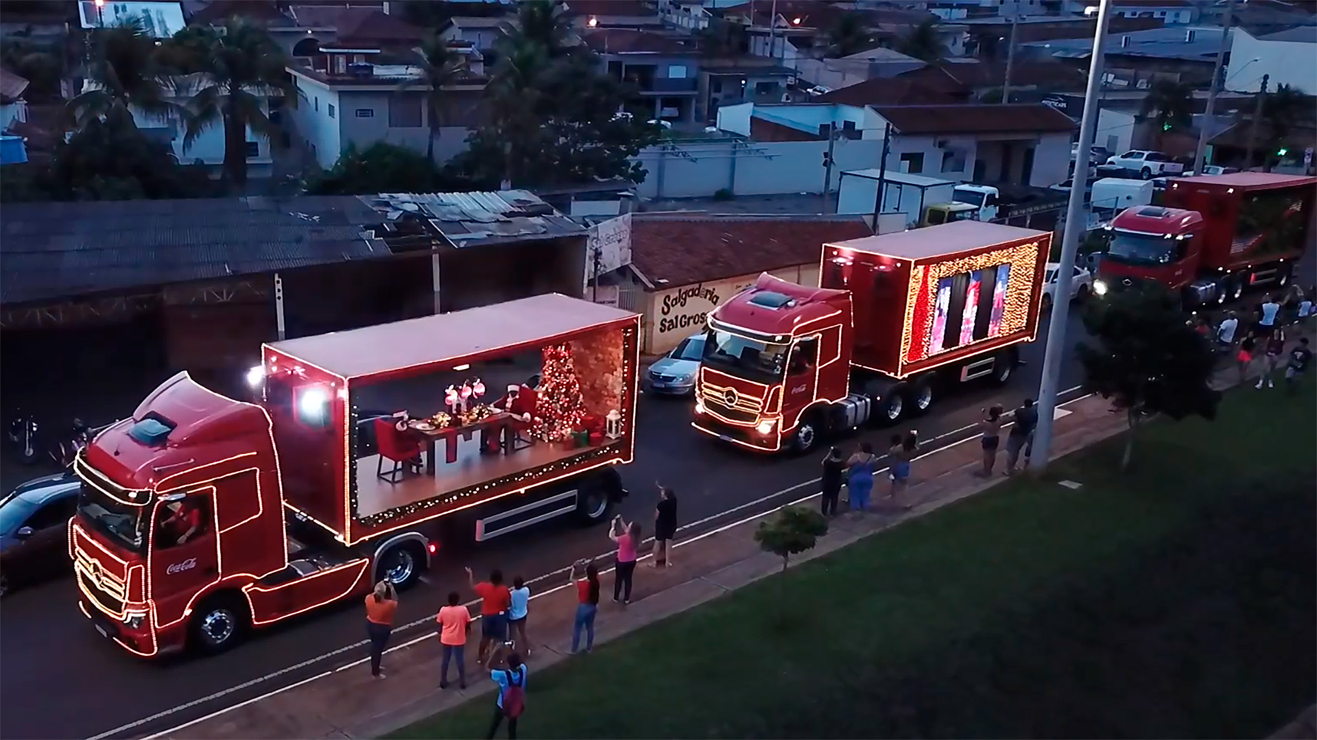 Caravana de Natal Coca-Cola: imagens e vídeo com drone e Luísa Sonza e  Lellê | Diário de Olímpia