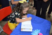 Alunos da rede municipal lançam livros autorais em ‘noite de autógrafos’