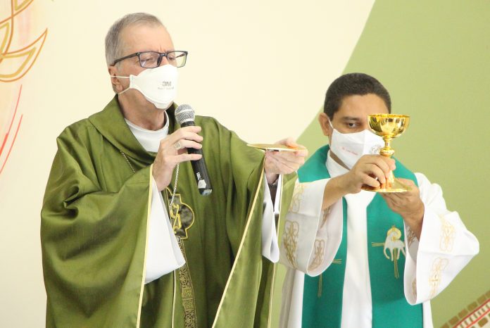 Bispo recomenda que fiéis não abandonem máscaras: “Prematuro demais”