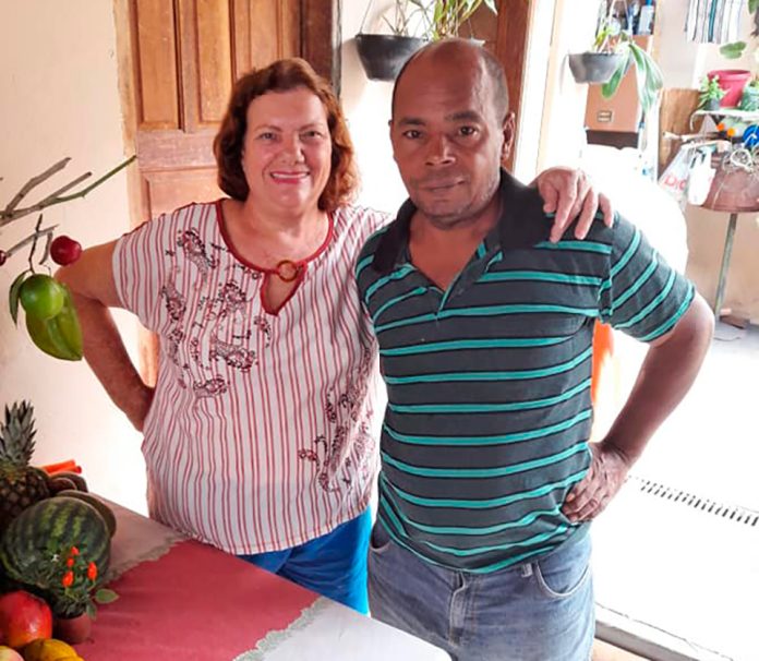 Mulher que levou facadas do marido teve alta, mas ficou paraplégica