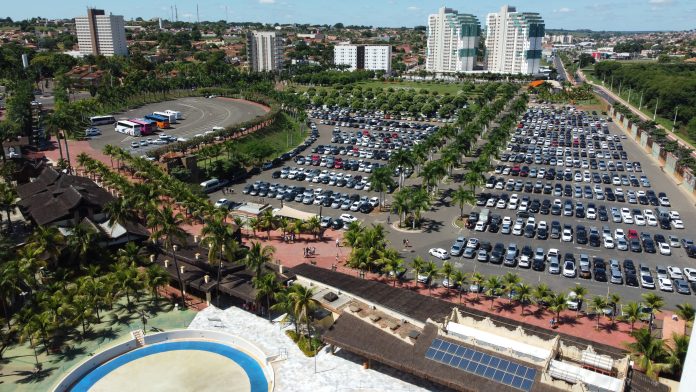 Drone mostra o primeiro dia do feriado prolongado da Páscoa em Olímpia