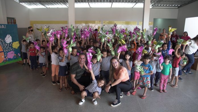 Fundo Social de Guaraci distribui Ovos de Páscoa para três mil servidores