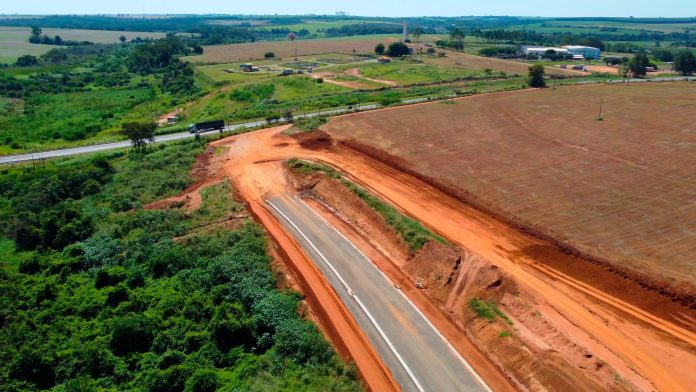 Obras adiantadas e aguardando trevo em desnível na Avenida Benatti