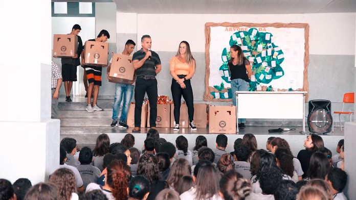 Renato e Andrea entregam Ovos de Páscoa para todos alunos de Guaraci