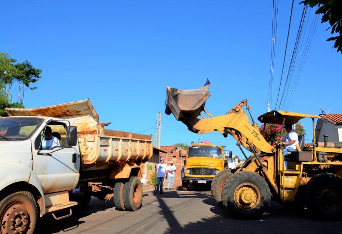 Cidade Limpa já recolheu 120 caminhões de entulhos de bairros