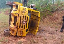 Carro forte tomba no pontilhão da Armando Sales nesta manhã (11)