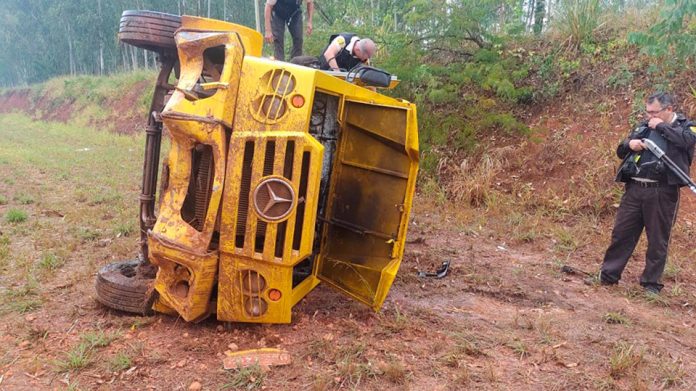 Carro forte tomba no pontilhão da Armando Sales nesta manhã (11)
