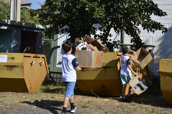 Meio Ambiente realiza campanha de descarte de eletrônicos com alunos