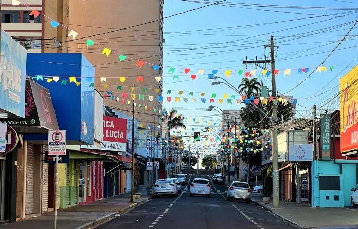 Comércio aberto até às 18h deste sábado, véspera do Dia dos Pais