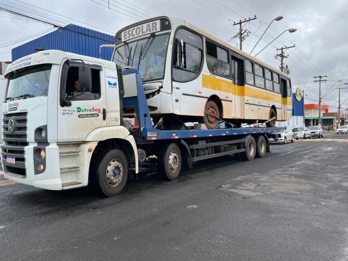 Guinchos em Olímpia com Caminhões Plataformas: DutraSeg, 20 anos