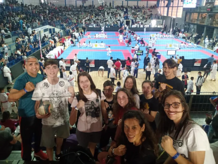 Karatê de Olímpia conquista ouro e outras medalhas no Campeonato Brasileiro