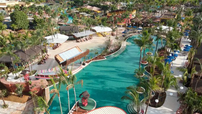 Oásis do Hot Beach: piscinas, cascata, bangalôs e até um barco do Pará