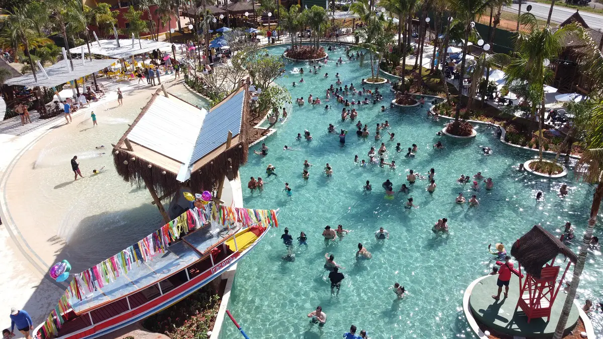 Pai com o filho entra de graça no parque aquático Hot Beach dia 14 | Diário  de Olímpia