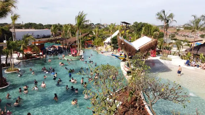 Pai com o filho entra de graça no parque aquático Hot Beach dia 14