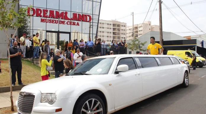 Pelé chega ao Museu de Cera de Olímpia em limusine e tapete vermelho