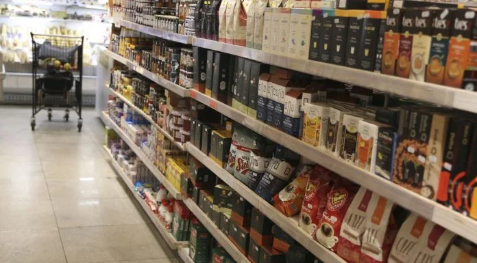 Novas regras para rótulos de alimentos valem a partir deste domingo (9)