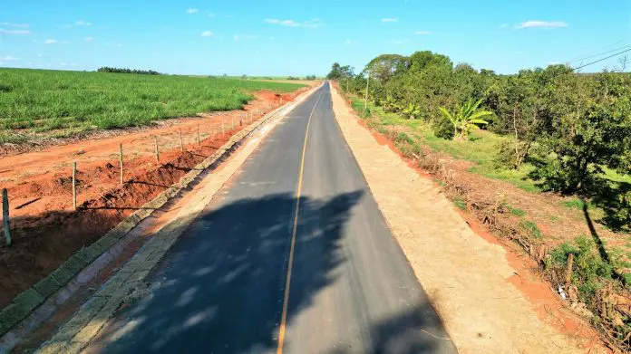 Obras de pavimentação e melhorias em estradas rurais, inclusive Álvora