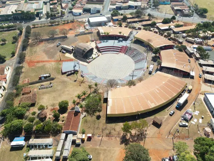 Contagem regressiva para o 59º Fefol: veja fotos e vídeos do Recinto