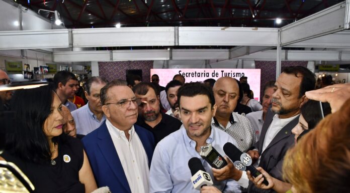 Ministro aparece no Fefol com mega atraso. Câmara lotada para assessor