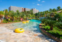 Hot Beach com a sua praia artificial e ao fundo a hotelaria