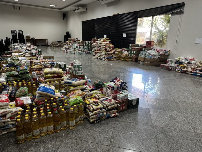 Réveillon entrega 12 toneladas de alimentos para 14 entidades